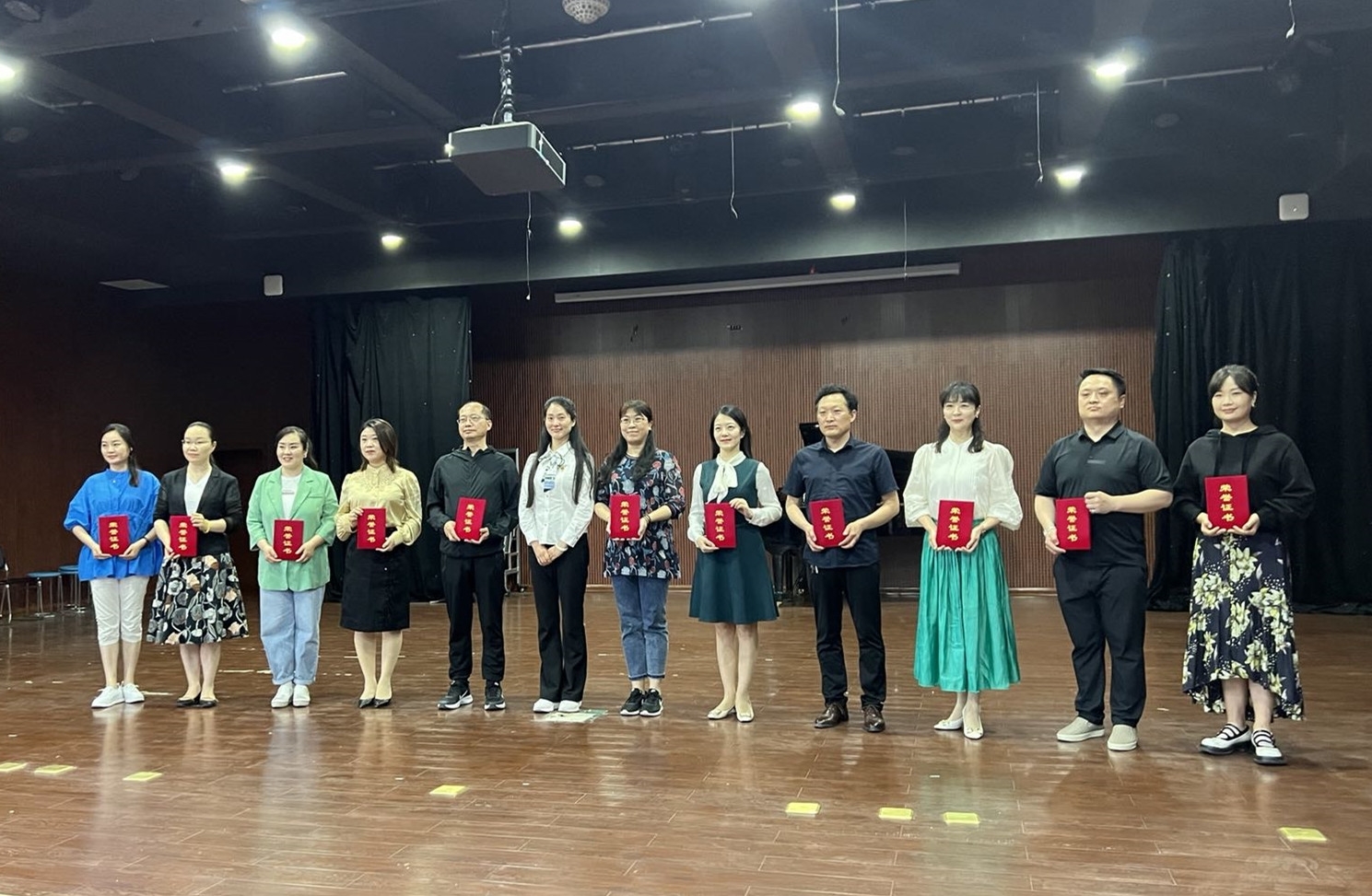 5. 优秀教师奖.jpg 5. 优秀教师奖.jpg