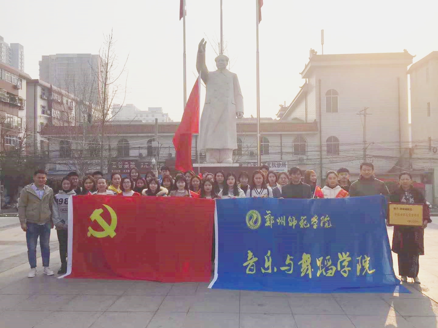 2019年3月10日走进东风路街道毛泽东广场《我和我的祖国》主题音乐党会活动 照片 (1).jpg 2019年3月10日走进东风路街道毛泽东广场《我和我的祖国》主题音乐党会活动 照片 (1).jpg